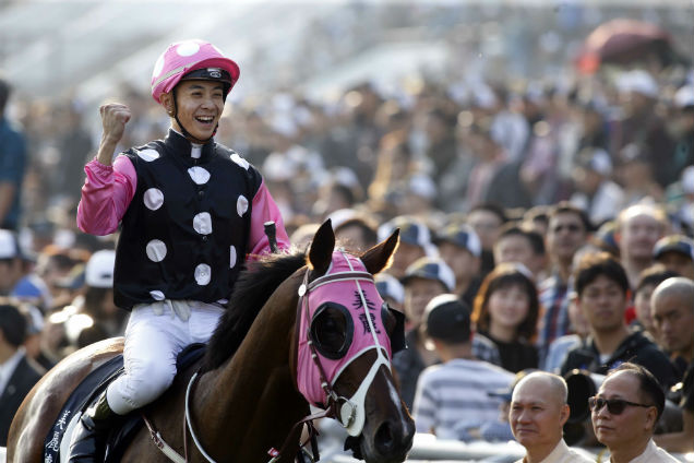 梁家俊夥拍「美麗傳承」攻下香港一哩錦標後慶祝勝利。